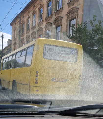 Влаштував «гонки»: у Львові водій маршрутки підрізав інші авто та створював небезпеку на дорозі