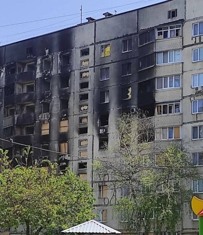 Росіяни завдали ракетного удару по житловому району Харкова, влучили в багатоповерхівку