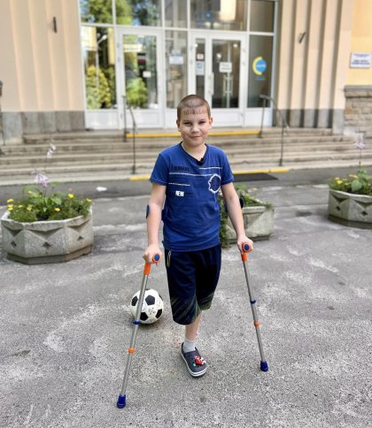 Хлопчика, який втратив ногу через обстріл, виходили львівські лікарі