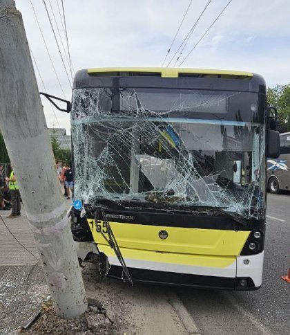 У Львові тролейбус в’їхав у стовп: четверо пасажирів отримали травми