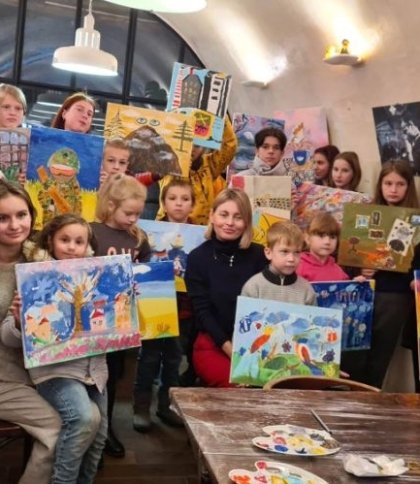 Діти у Львові малювали картини, щоб зібрати гроші на реабілітацію 10-річній дівчинці з Вугледару