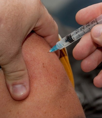 Вчителів та чиновників зобов'яжуть вакцинуватись від COVID-19