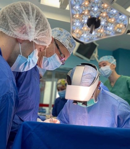 Пухлина стискала серце та не давала дихати: львівські лікарі прооперували 5-річну дівчинку з раком
