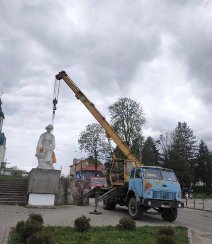 На Львівщині демонтували ще один пам’ятник радянської доби (відео)