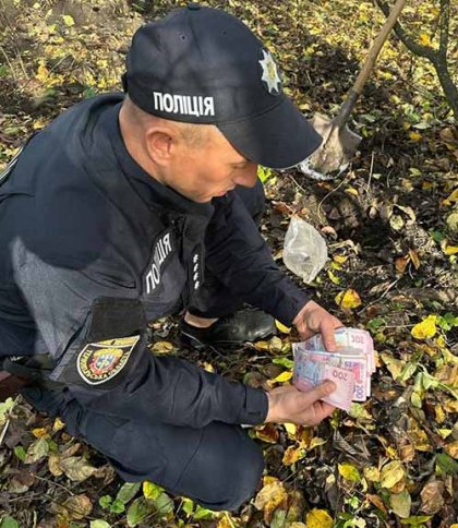 На Тернопільщині поліцейські перекопали город літній жінці, щоб знайти “украдені” у неї гроші