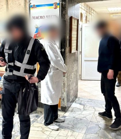 Хірурга військового госпіталю на Львівщині затримали під час отримання 5 тис. доларів хабаря