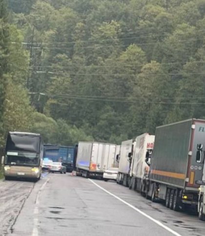 ДТП на Львівщині: ВАЗ зіткнувся з колоною фур на зустрічній
