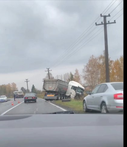 На Львівщині у ДТП з двома вантажівками сильно травмувався водій