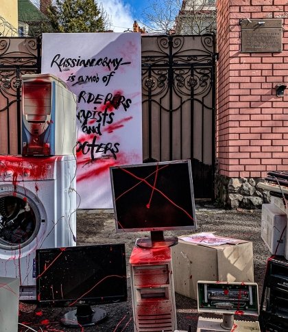 У Львові під російським консульством відкрили "пам'ятник мародерства" (фото)