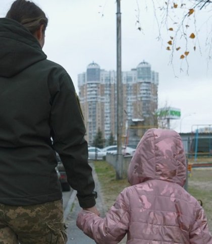 Українська військовослужбовиця зустрілася зі своєю 5-річною донькою в Києві, фото Миколи Кулеби