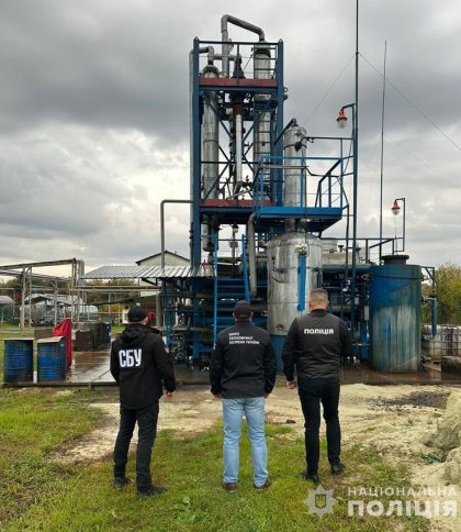 Учасники схеми виготовляли нелегальне пальне на нафтопереробному заводі в Мукачеві, фото поліції
