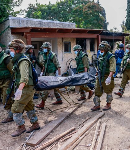 Ізраїльські солдати вивозять тіла загиблих ізраїльтян. Фото: Chaim Goldberg/Times of Israel