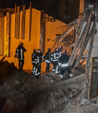 Вночі в центрі Львова на проспекті Свободи обвалилася частина будинку (фото)