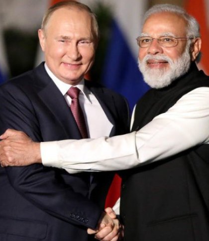 Путін та президент Індії обіймаються
