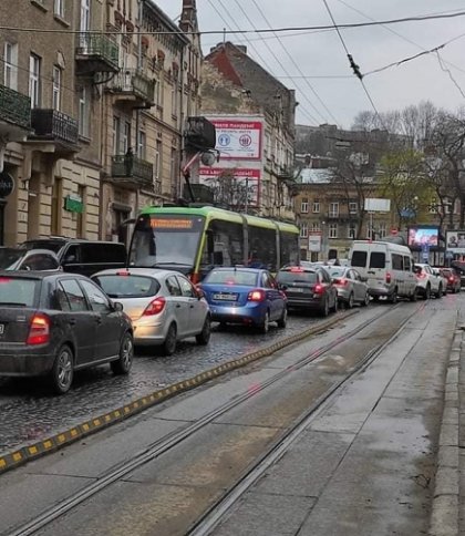 На одній з вулиць Львова з понеділка частково обмежать рух через заміну делініаторів