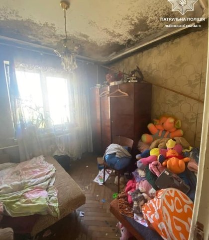 Повсюди пліснява та безлад: львівські поліцейські виявили квартиру з неналежними умовами, у які проживали неповнолітні діти з п'яними родичами