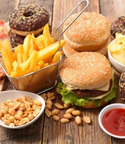 Вчені дослідили, чому людині хочеться їсти шкідливу їжу після вживання алкоголю