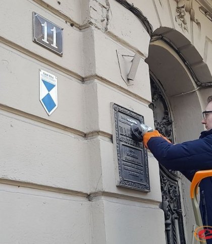 Декомунізують написи: у Львові реставрують охоронні дошки на пам’ятках культурної спадщини