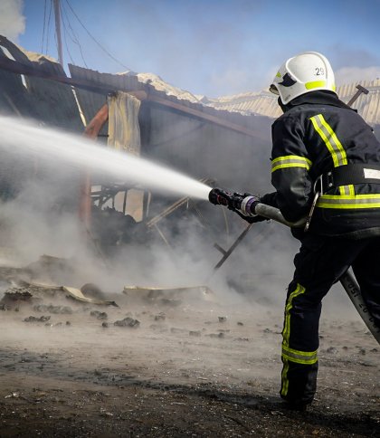 Рятувальники майже сім годин гасили масштабну пожежу на складі біля Львова