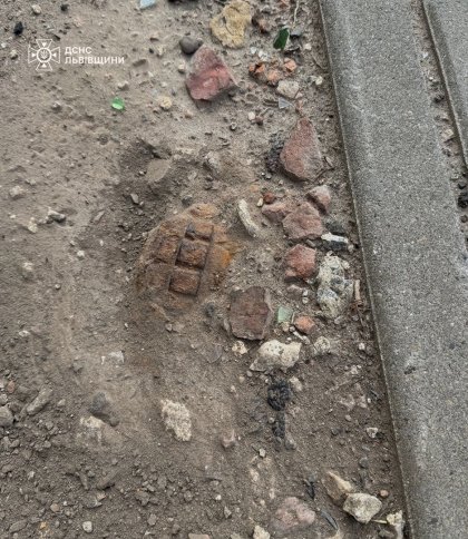 У Львові біля зупинки виявили стару гранату