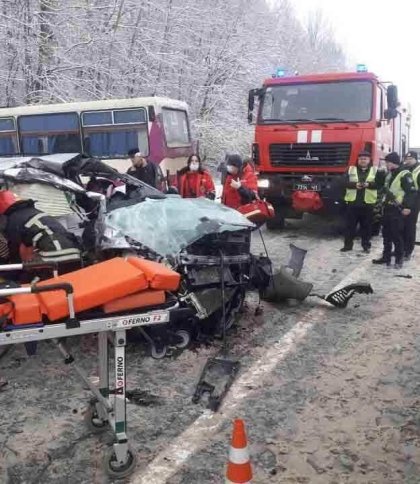 На Львівщині рейсовий автобус зіткнувся з легковиком: 8 постраждалих