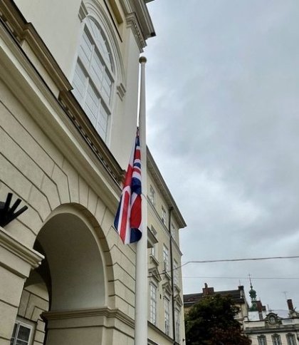 На знак солідарності з народом королівства: у Львові біля Ратуші вивісили прапор Великої Британії
