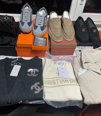 На Львівщині митники зупинили бус із брендовим одягом і взуттям на 1,1 млн грн