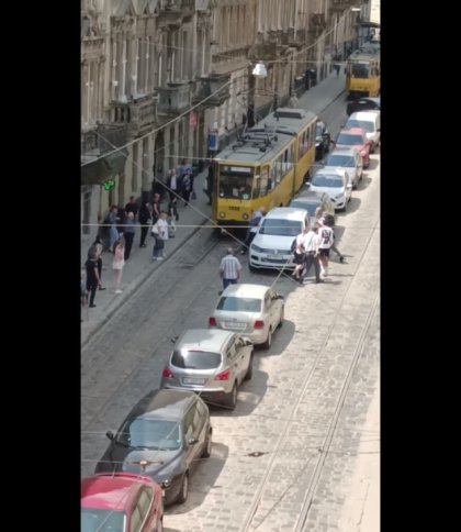 У Львові припарковане авто заважало руху трамвая, люди не розгубилися (відео)