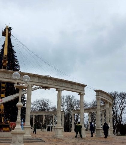 Скандал у Керчі: з новорічної ялинки знімають блакитні та жовті прикраси