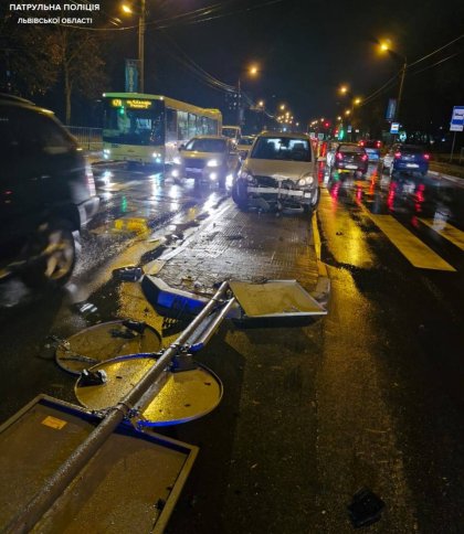 У Львові п'яний водій зніс дорожні знаки та хотів дати хабар поліції