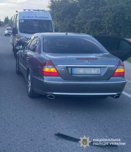 На Львівщині госпіталізували 33-річну жінку через наїзд Mercedes