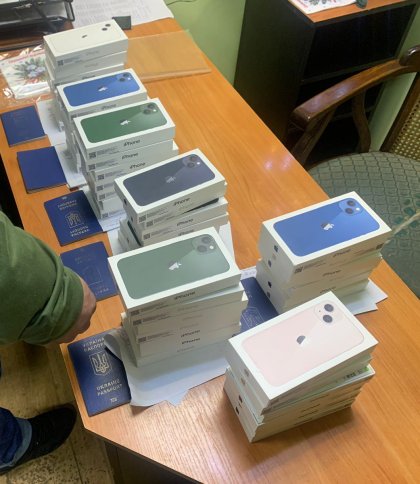 Сім мешканок Львівщини намагалися пронести через кордон 31 iPhone 13