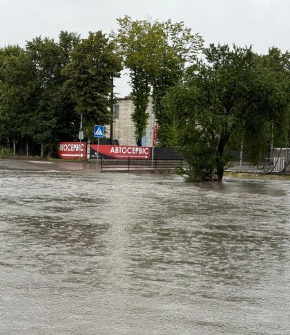 У Львові через зливу затопило декілька вулиць і автостоянку біля ЖК