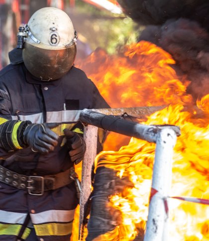 У Солонці виникла масштабна пожежа у прибудинковій споруді  