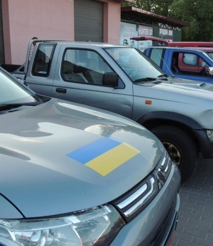 Багатодітна матір з Норвегії спільно з волонтерами доставила для ЗСУ п'ять автомобілів