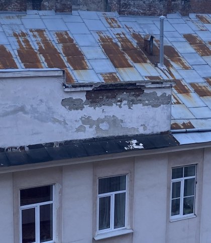 Може впасти на голову: у центрі Львова на краю даху будинку лежить каміння (фото)