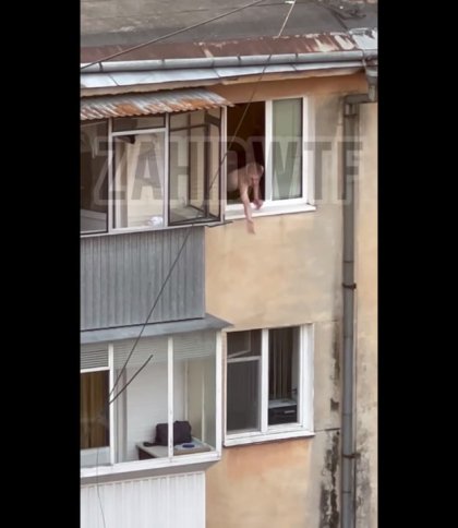 Кричав та кидався сміттям з вікна: у Львові помітили агресивного чоловіка (відео)