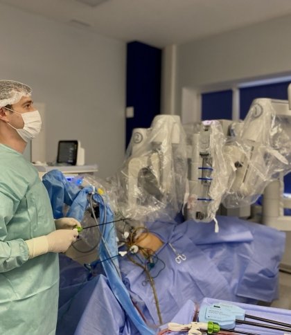 Львівські лікарі з роботом-хірургом видалили величезну пухлину 46-річній жінці