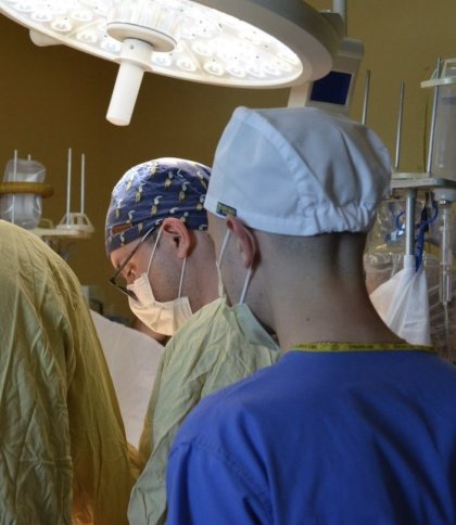 Оперували попри повітряну загрозу: 15 листопада львівські лікарі врятували двох діток