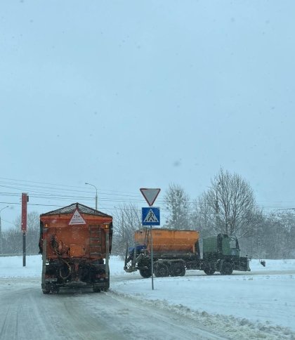 Львівська міськрада: місто прибирають від снігу, виїхала 101 одиниця спецтехніки
