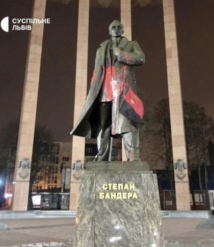Суд Львова покарав вандала, який облив фарбою пам’ятник Бандері
