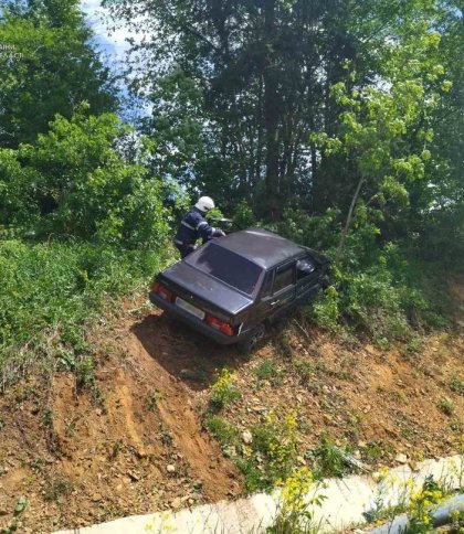 На Стрийщині рятувальники дістали з салону водія "ВАЗ", який з'їхав в кювет