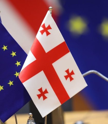 Прапор Грузії та ЄС стоїть на столі