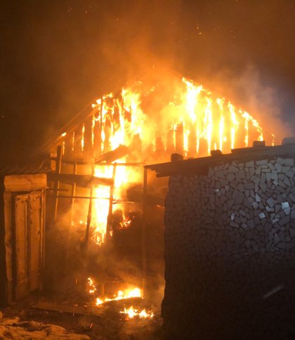 Вогонь міг перекинутись на будинки поблизу: у Червоноградському районі горіла дерев’яна будівля