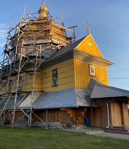 У Львівській області відновлюють ремонт даху дерев'яної старовинної церкви