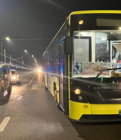 У Львові водій автобуса збив пішохода: чоловіка госпіталізували