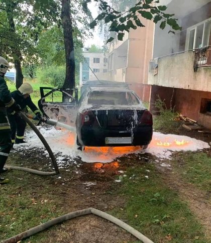 На Львівщині вщент згорів припаркований біля будинку автомобіль