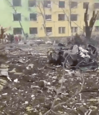 Російська армія розбомбила у Маріуполі дитячу лікарню