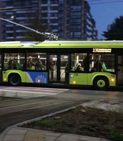 У Львові тролейбус без водія в’їхав у припаркований Hyundai