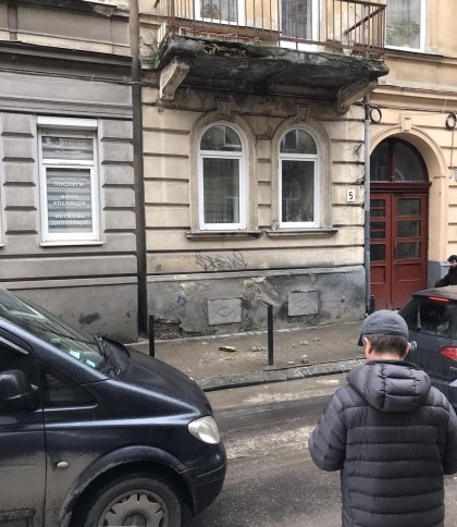 «Добре, що під ним не було людей»: у Львові перехожий став свідком обвалу фрагменту балкона